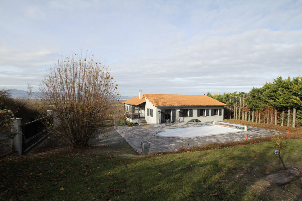 Villa avec piscine  – 8 pièces – 6 chambres – NR  – 240 m²