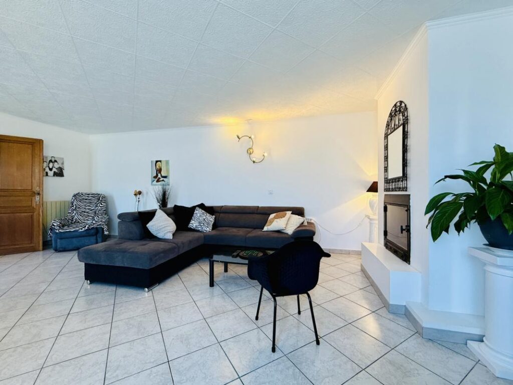 Maison familiale 5 chambres avec jardin et parking – Sarrola – 6 pièces – 5 chambres – 135 m²