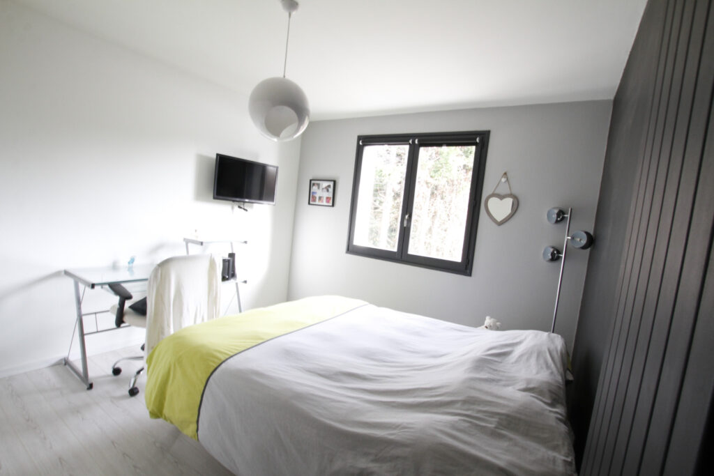 Villa avec piscine  – 8 pièces – 6 chambres – NR  – 240 m²