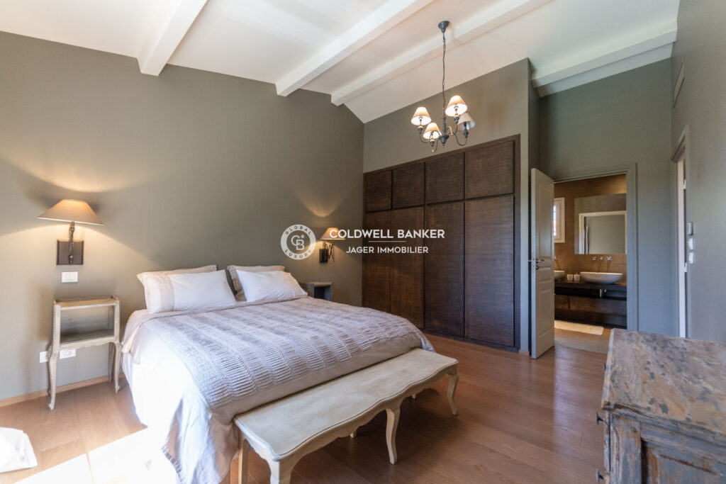 Charmante villa entourée de pins parasols dans un domaine sécu – 5 pièces – 4 chambres – 225.00 m²