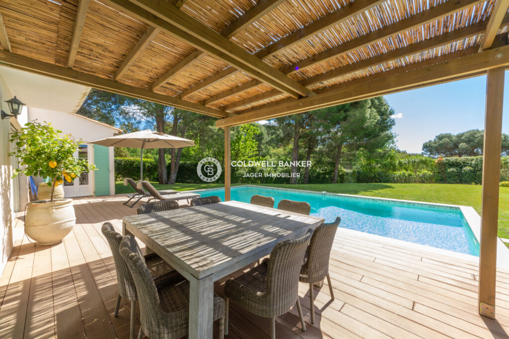 Charmante villa entourée de pins parasols dans un domaine sécu – 5 pièces – 4 chambres – 225.00 m²