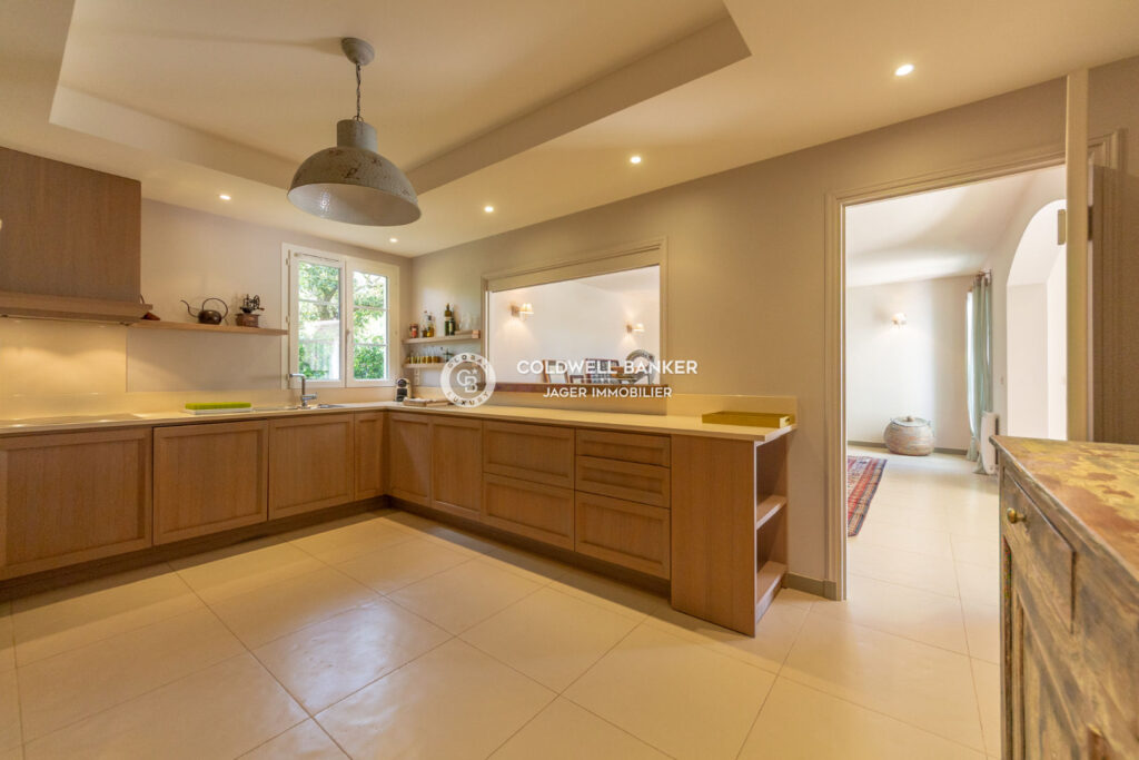 Charmante villa entourée de pins parasols dans un domaine sécu – 5 pièces – 4 chambres – 225.00 m²