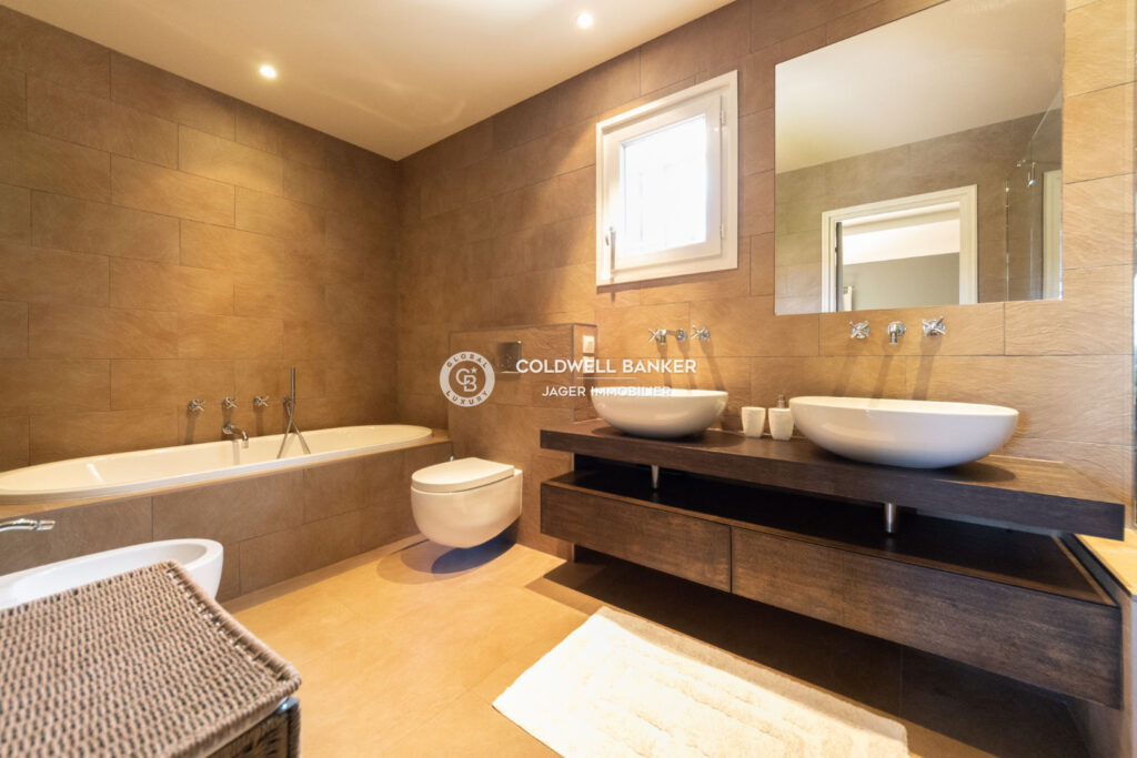 Charmante villa entourée de pins parasols dans un domaine sécu – 5 pièces – 4 chambres – 225.00 m²