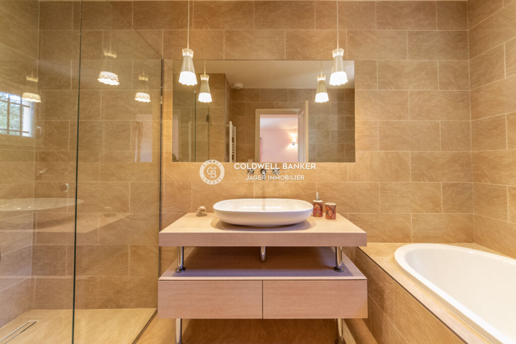 Charmante villa entourée de pins parasols dans un domaine sécu – 5 pièces – 4 chambres – 225.00 m²