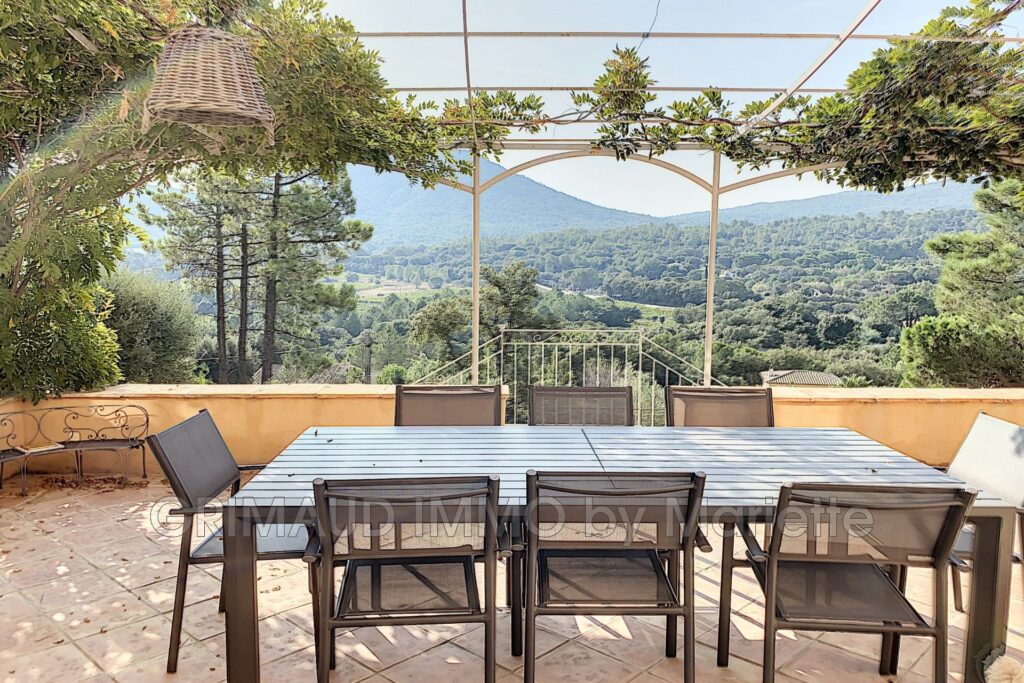 belle villa avec vue panoramique – 5 pièces – 4 chambres – 4  – 200.00 m²