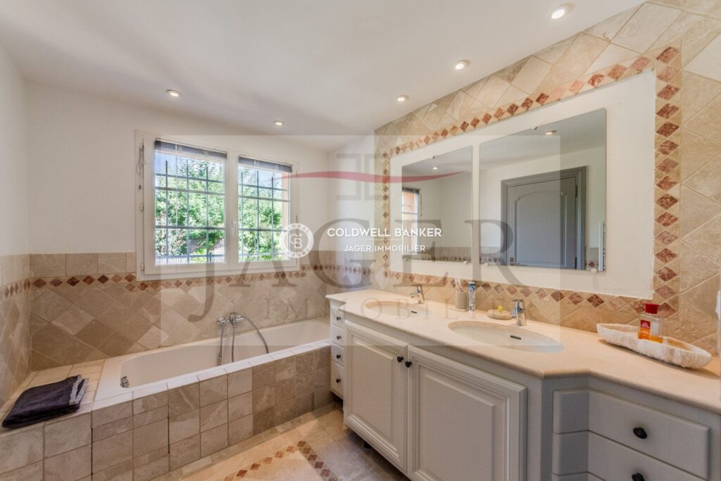 Proche village – Bastide provençale – 6 pièces – 4 chambres – 200.00 m²