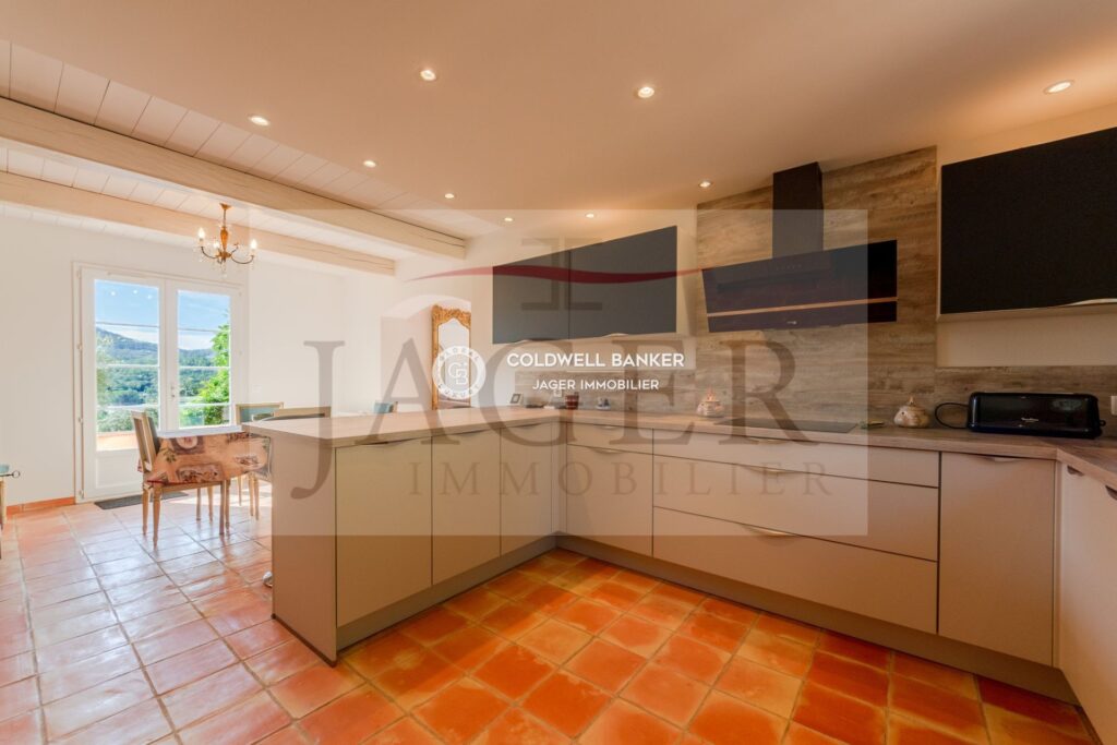 Proche village – Bastide provençale – 6 pièces – 4 chambres – 200.00 m²