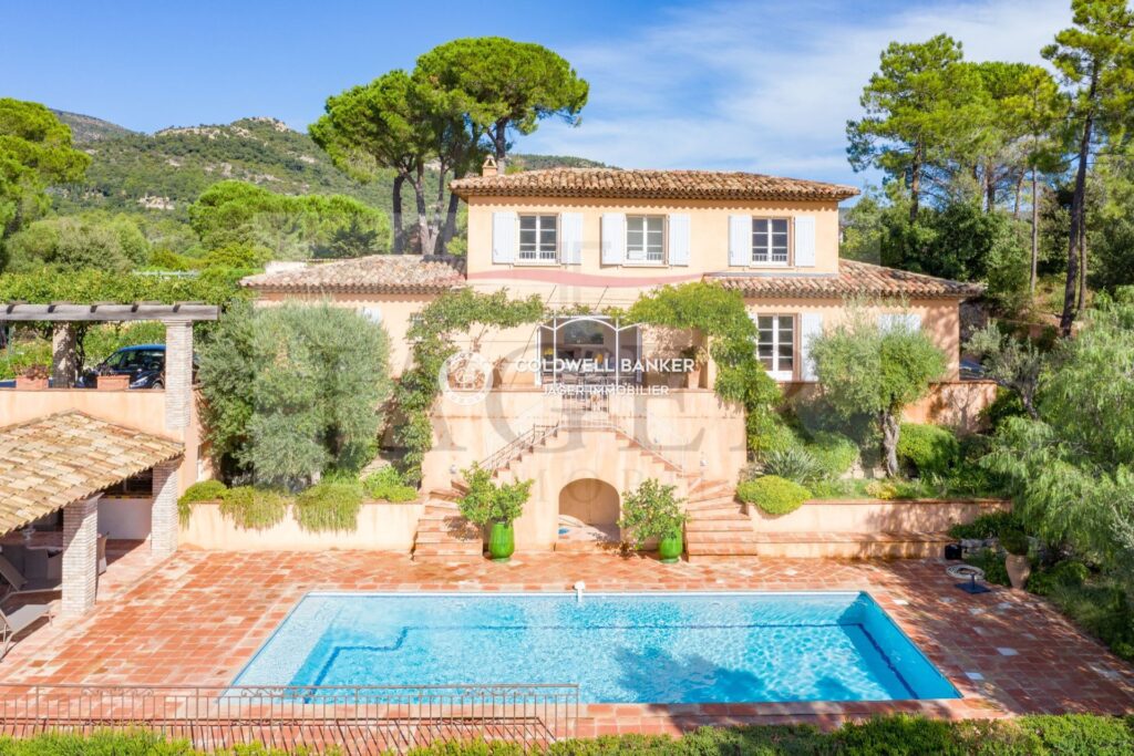 Proche village – Bastide provençale – 6 pièces – 4 chambres – 200.00 m²