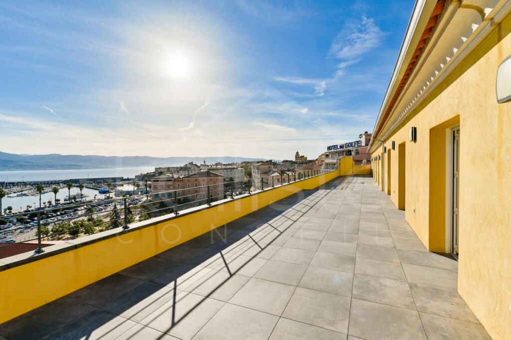 PENTHOUSE 7 PIECES D’EXCEPTION AU CŒUR D’AJACCIO – 7 pièces – 5 chambres – 322 m²