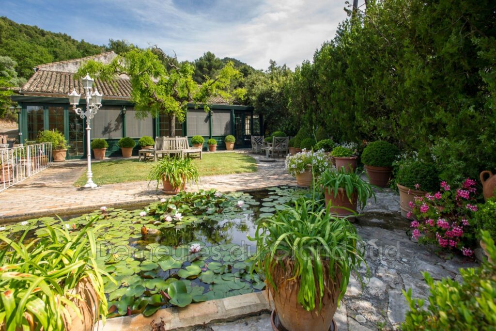 Dans son écrin de verdure, propriété avec vues dominantes – 10 pièces – 7 chambres – 365.00 m²