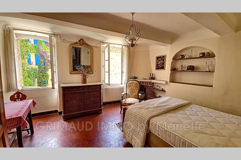 Maison de village avec vue mer – 14 pièces – 10 chambres – 400.00 m²