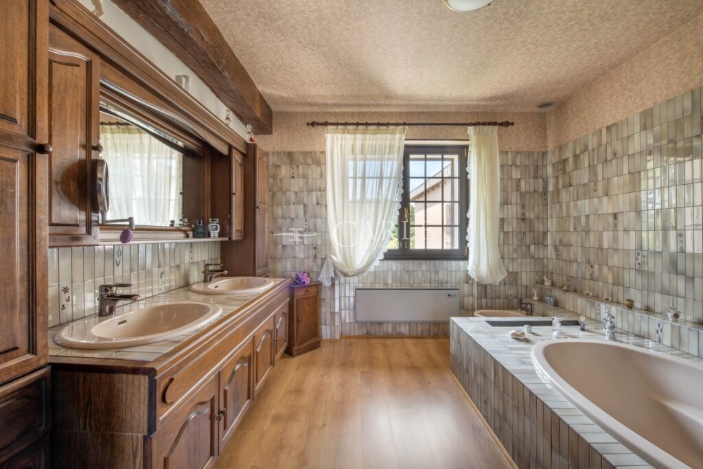 À quelques pas du parc de Mathan et son étang, ancien corps de – 8 pièces – 4 chambres – 238.00 m²