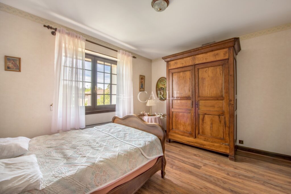 À quelques pas du parc de Mathan et son étang, ancien corps de – 8 pièces – 4 chambres – 238.00 m²