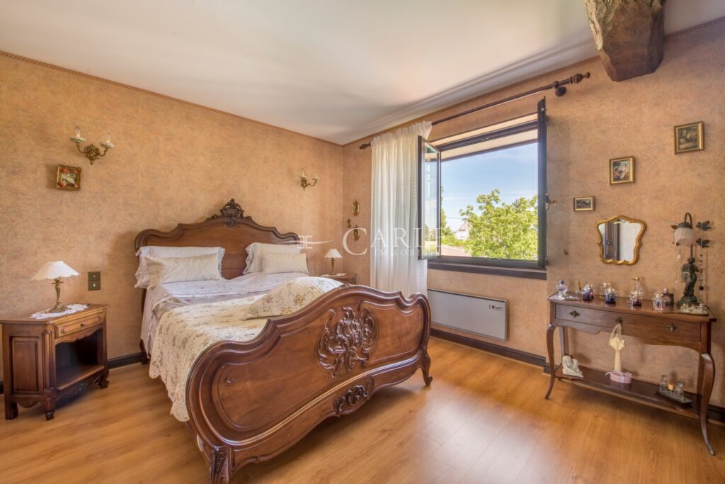 À quelques pas du parc de Mathan et son étang, ancien corps de – 8 pièces – 4 chambres – 238.00 m²