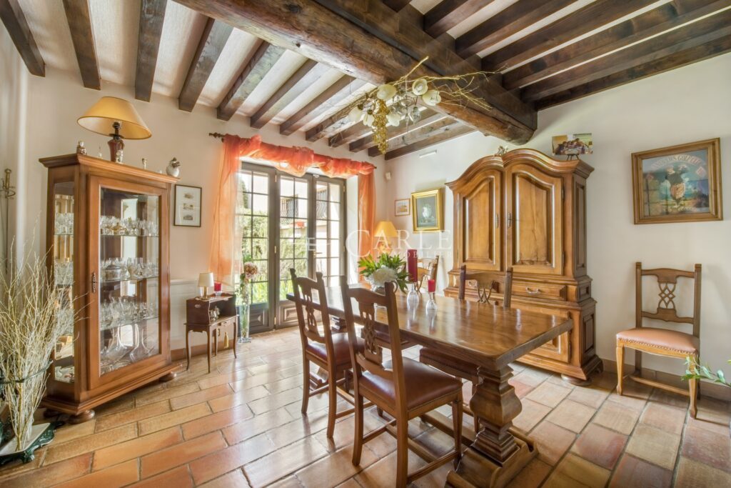 À quelques pas du parc de Mathan et son étang, ancien corps de – 8 pièces – 4 chambres – 238.00 m²