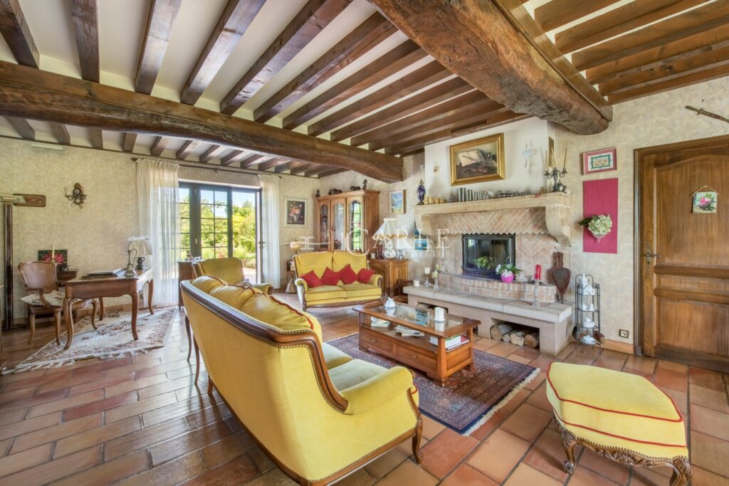 À quelques pas du parc de Mathan et son étang, ancien corps de – 8 pièces – 4 chambres – 238.00 m²