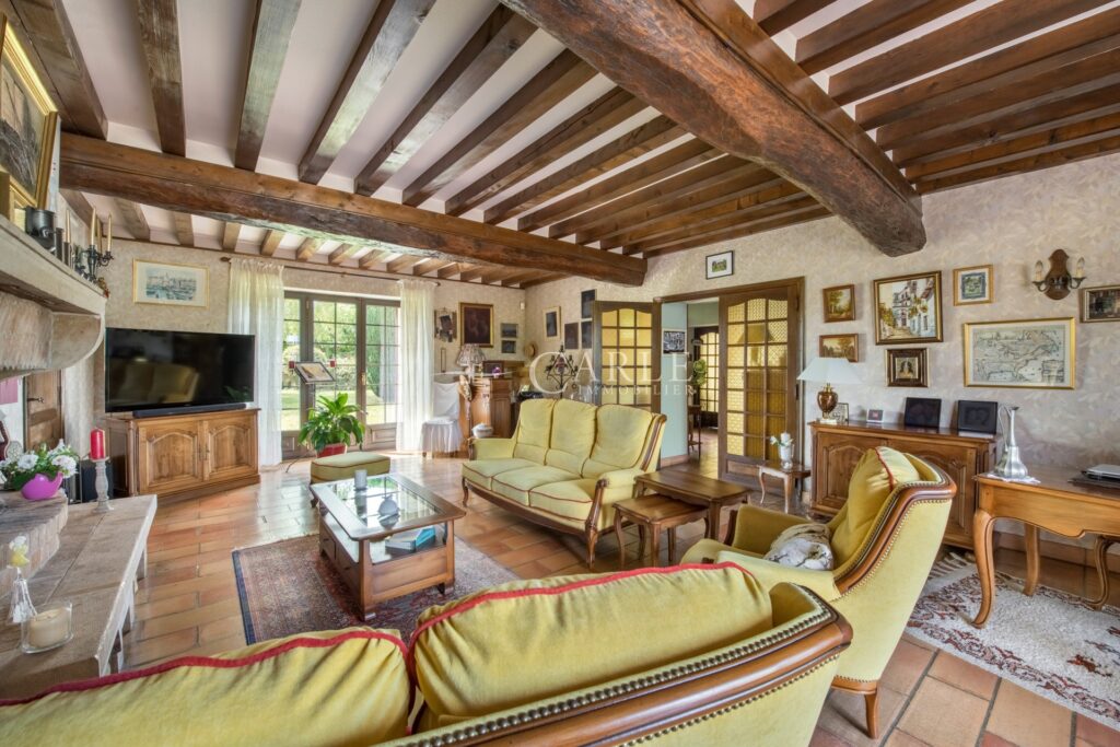 À quelques pas du parc de Mathan et son étang, ancien corps de – 8 pièces – 4 chambres – 238.00 m²