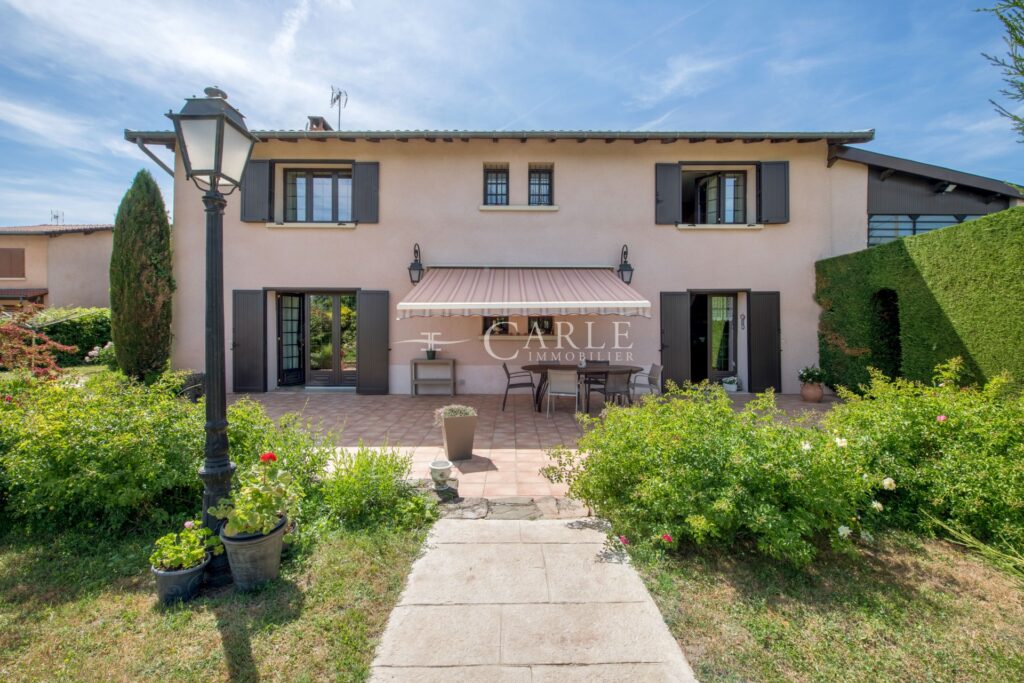 À quelques pas du parc de Mathan et son étang, ancien corps de – 8 pièces – 4 chambres – 238.00 m²