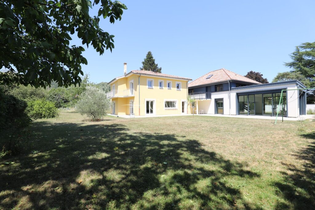 Villa atypique aux surfaces exceptionnelles – piscine intérieu – 10 pièces – 6 chambres – 255.00 m²