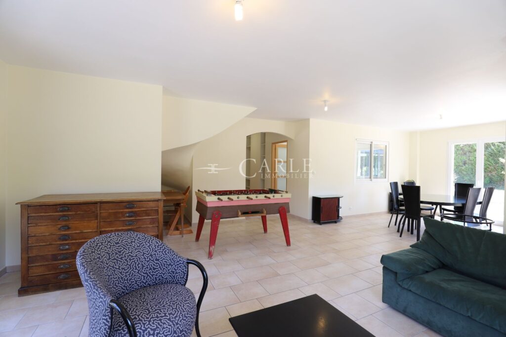 Villa atypique aux surfaces exceptionnelles – piscine intérieu – 10 pièces – 6 chambres – 255.00 m²