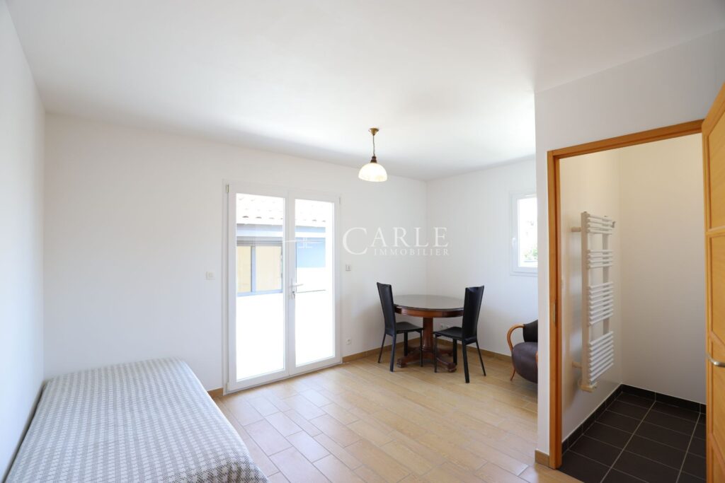 Villa atypique aux surfaces exceptionnelles – piscine intérieu – 10 pièces – 6 chambres – 255.00 m²