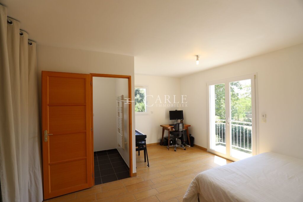 Villa atypique aux surfaces exceptionnelles – piscine intérieu – 10 pièces – 6 chambres – 255.00 m²