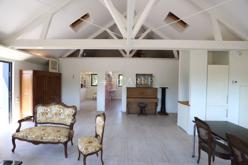 Villa atypique aux surfaces exceptionnelles – piscine intérieu – 10 pièces – 6 chambres – 255.00 m²