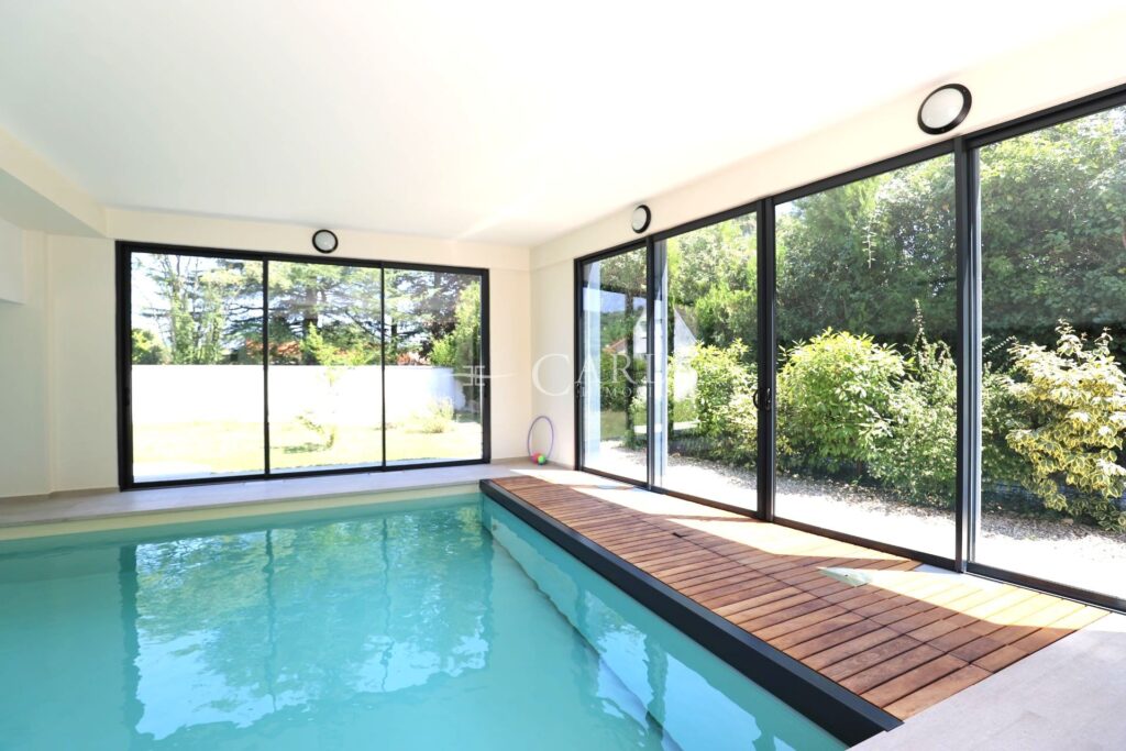 Villa atypique aux surfaces exceptionnelles – piscine intérieu – 10 pièces – 6 chambres – 255.00 m²