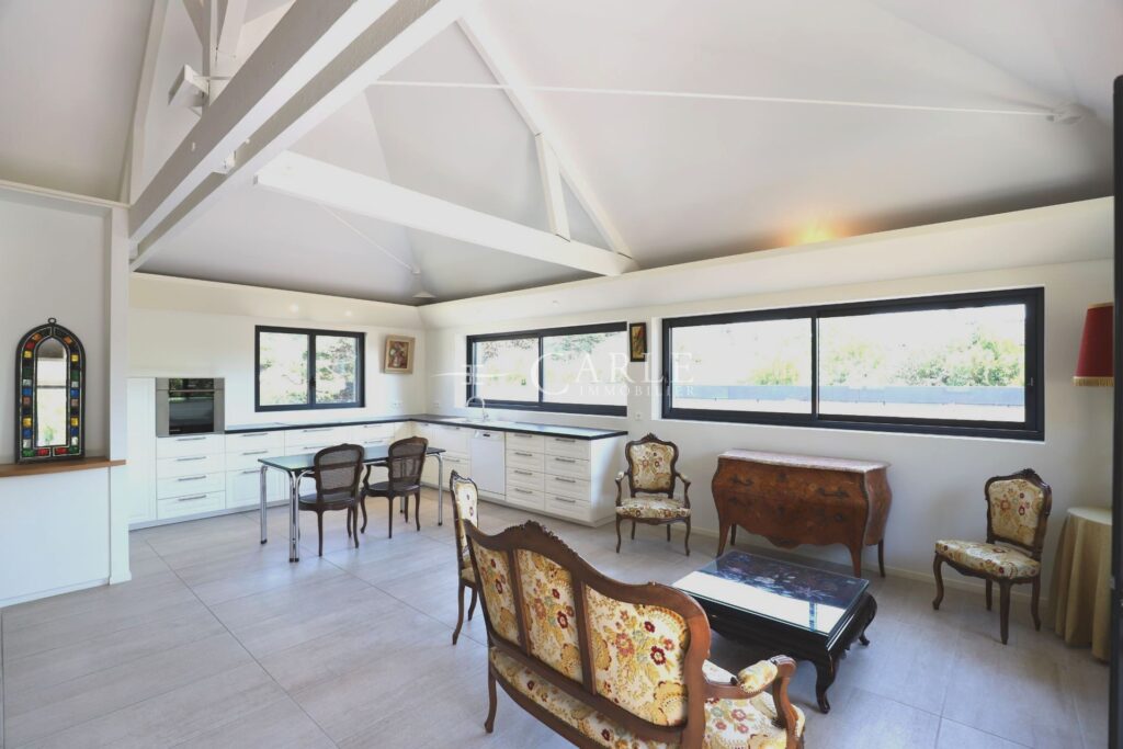 Villa atypique aux surfaces exceptionnelles – piscine intérieu – 10 pièces – 6 chambres – 255.00 m²