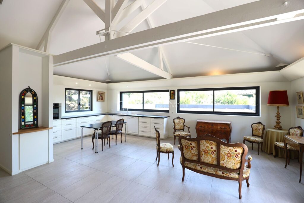 Villa atypique aux surfaces exceptionnelles – piscine intérieu – 10 pièces – 6 chambres – 255.00 m²