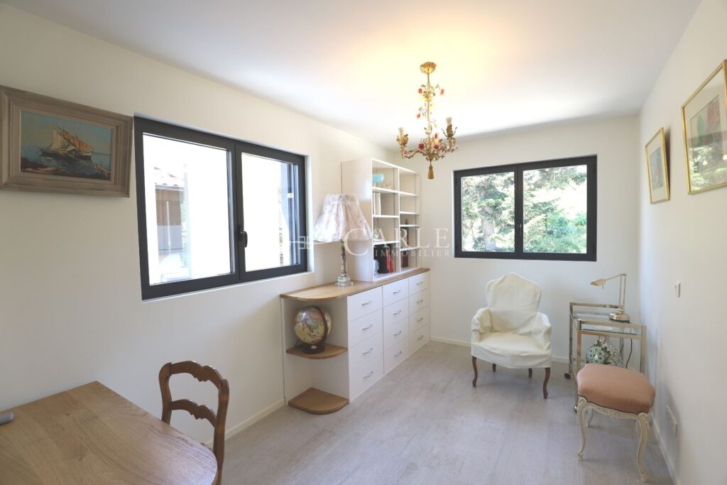 Villa atypique aux surfaces exceptionnelles – piscine intérieu – 10 pièces – 6 chambres – 255.00 m²