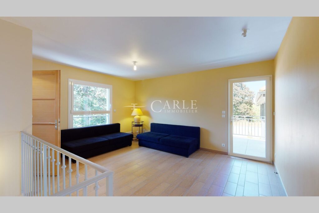 Villa atypique aux surfaces exceptionnelles – piscine intérieu – 10 pièces – 6 chambres – 255.00 m²