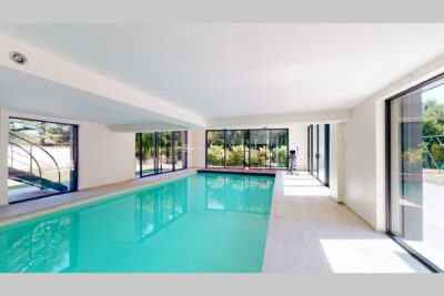 Villa atypique aux surfaces exceptionnelles – piscine intérieu – 10 pièces – 6 chambres – 255.00 m²