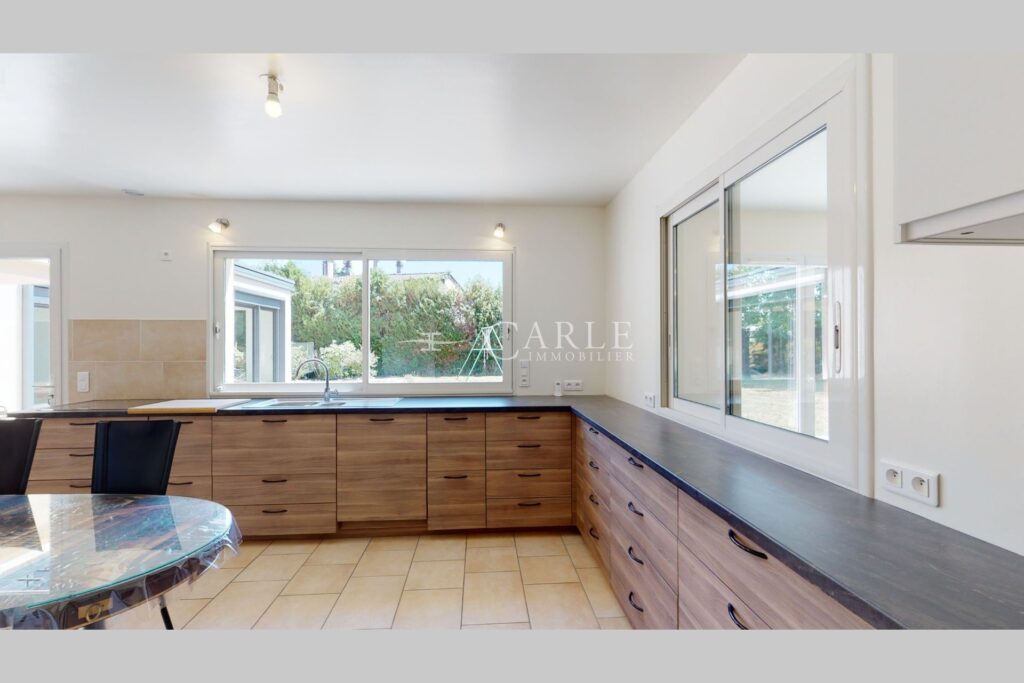 Villa atypique aux surfaces exceptionnelles – piscine intérieu – 10 pièces – 6 chambres – 255.00 m²