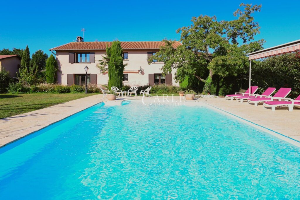 À quelques pas du parc de Mathan et son étang, ancien corps de – 8 pièces – 4 chambres – 238.00 m²