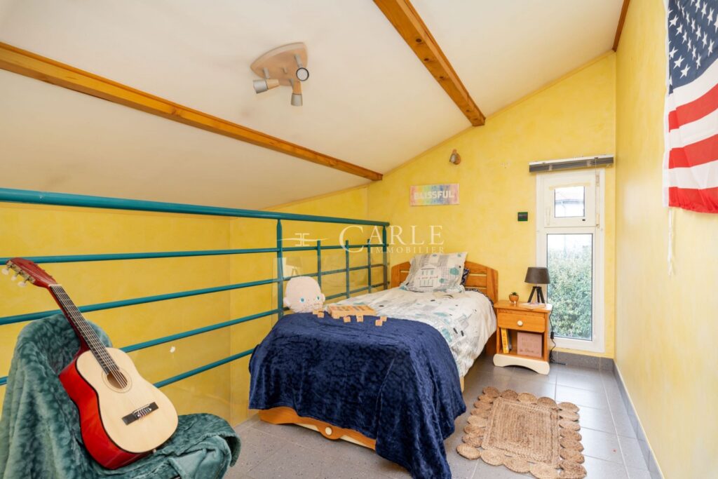 Villa d’architecte d’exception en fond d’impasse avec piscine  – 9 pièces – 5 chambres – 207.00 m²