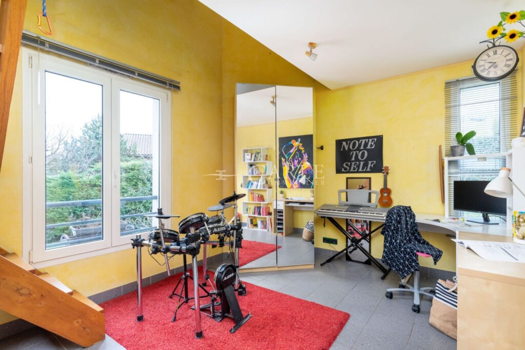 Villa d’architecte d’exception en fond d’impasse avec piscine  – 9 pièces – 5 chambres – 207.00 m²