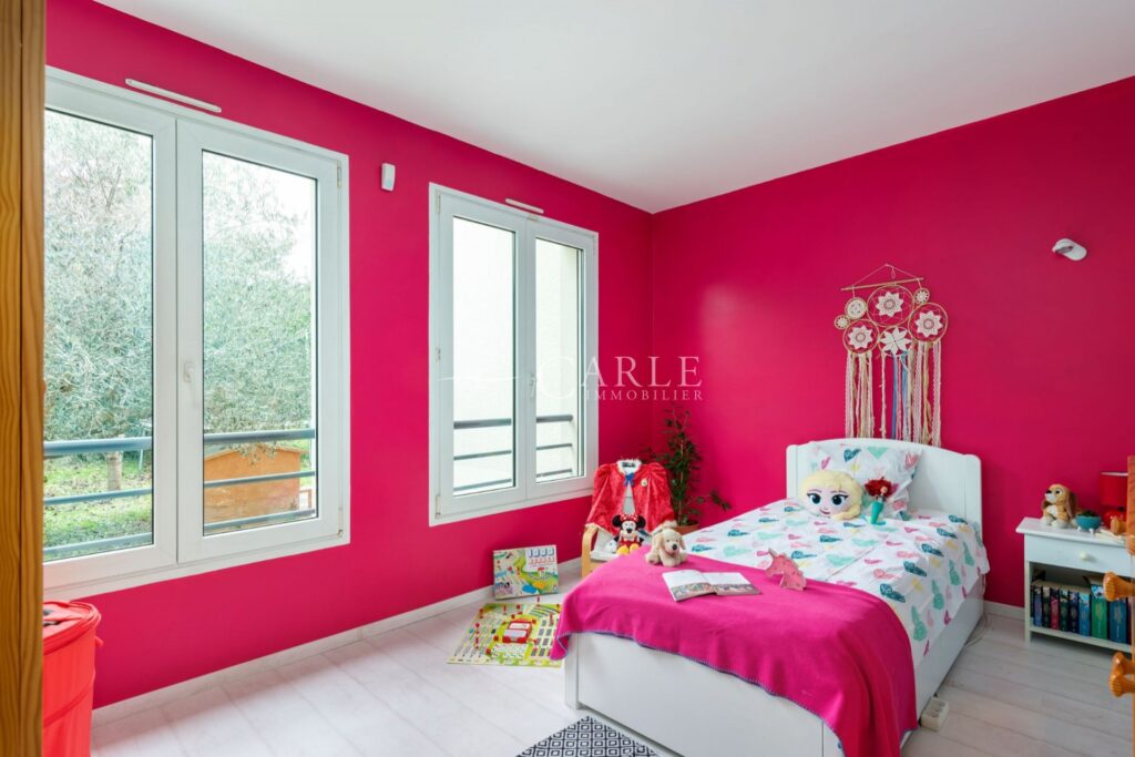 Villa d’architecte d’exception en fond d’impasse avec piscine  – 9 pièces – 5 chambres – 207.00 m²