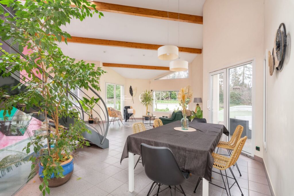 Villa d’architecte d’exception en fond d’impasse avec piscine  – 9 pièces – 5 chambres – 207.00 m²