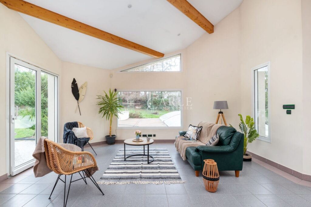 Villa d’architecte d’exception en fond d’impasse avec piscine  – 9 pièces – 5 chambres – 207.00 m²