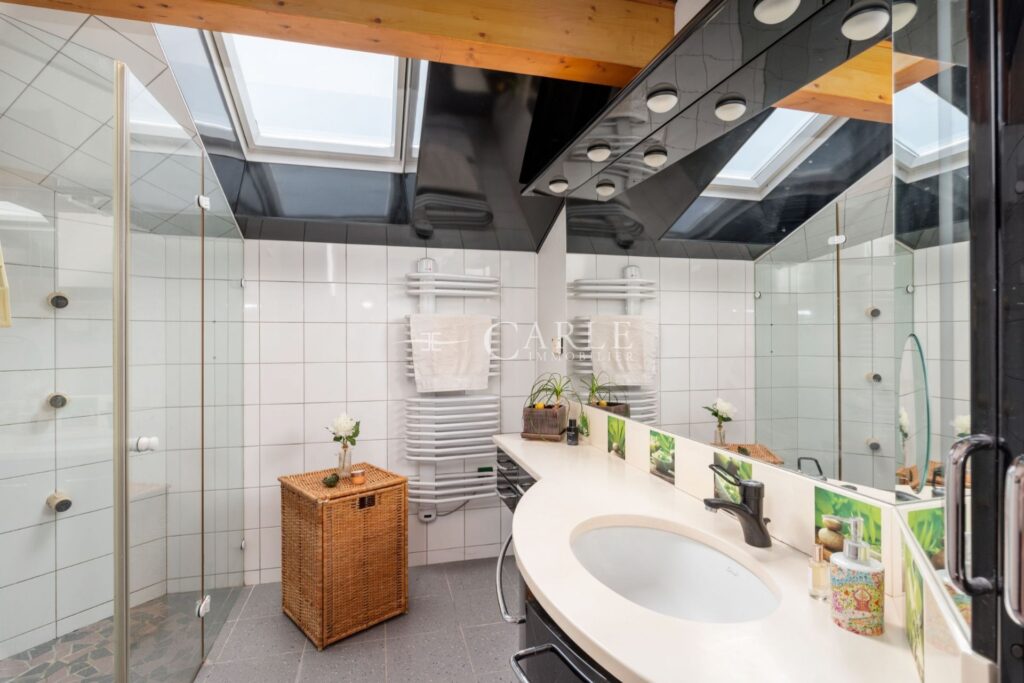 Villa d’architecte d’exception en fond d’impasse avec piscine  – 9 pièces – 5 chambres – 207.00 m²