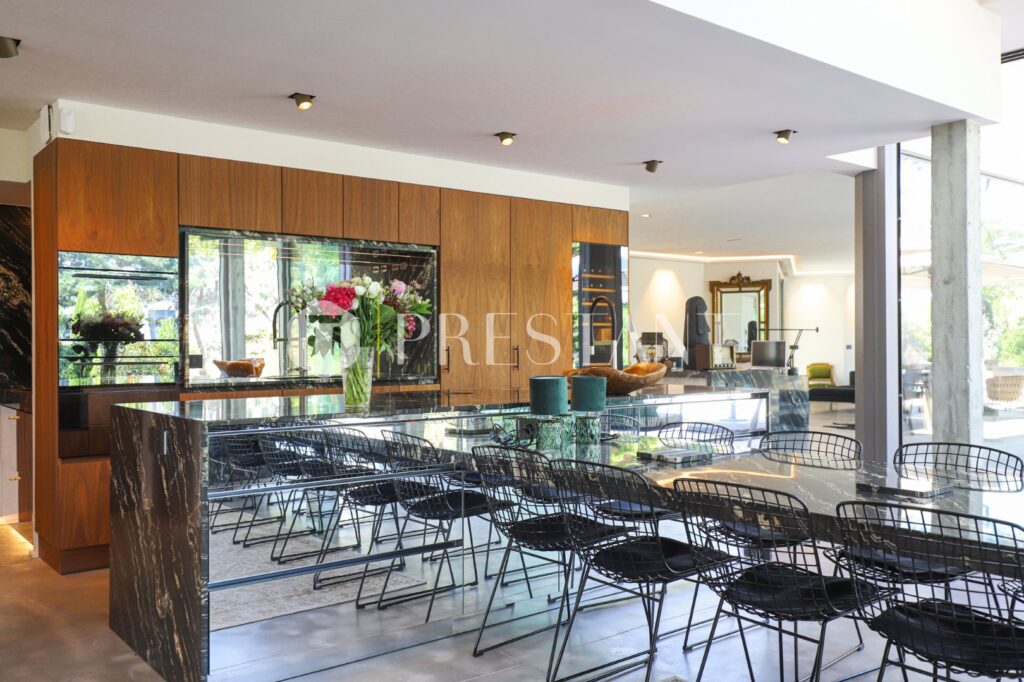 Propriété – 11 pièces – 9 chambres – 18 voyageurs – 490 m²