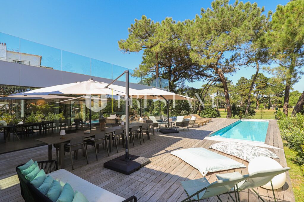 Propriété – 11 pièces – 9 chambres – 18 voyageurs – 490 m²