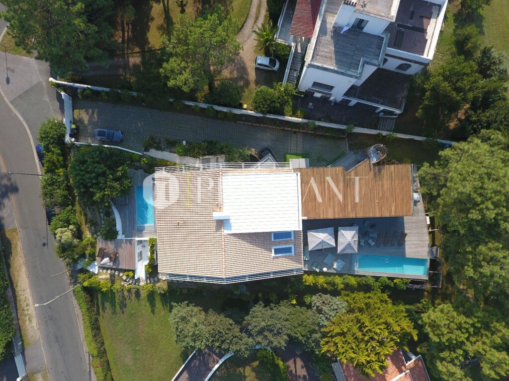 Propriété – 11 pièces – 9 chambres – 18 voyageurs – 490 m²