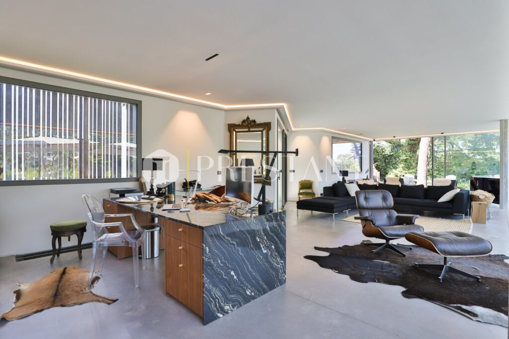 Propriété – 11 pièces – 9 chambres – 18 voyageurs – 490 m²