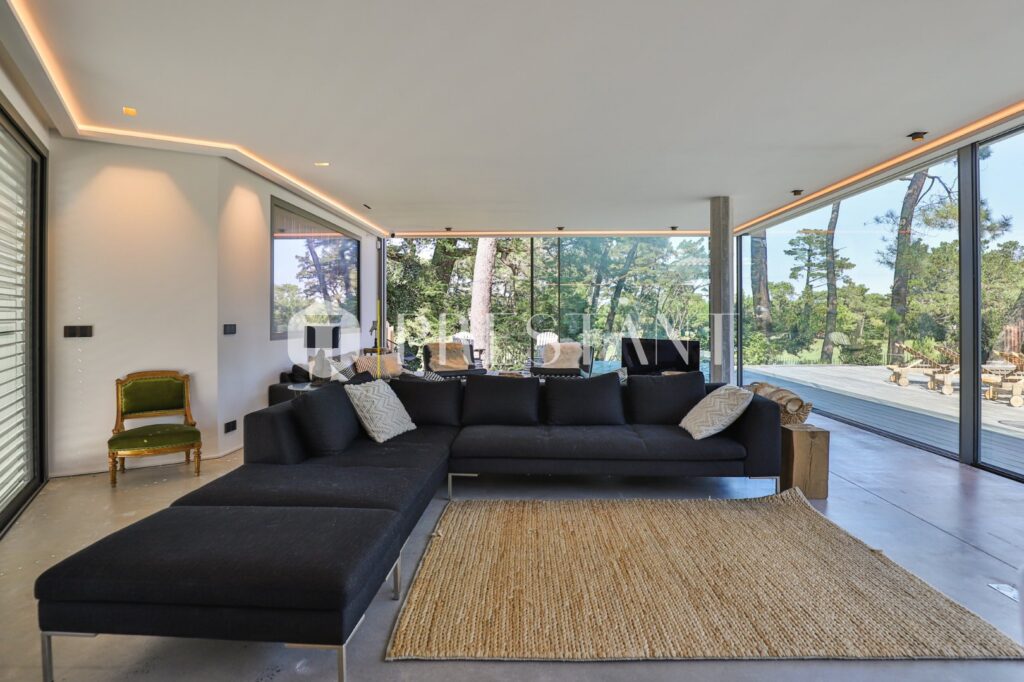 Propriété – 11 pièces – 9 chambres – 18 voyageurs – 490 m²