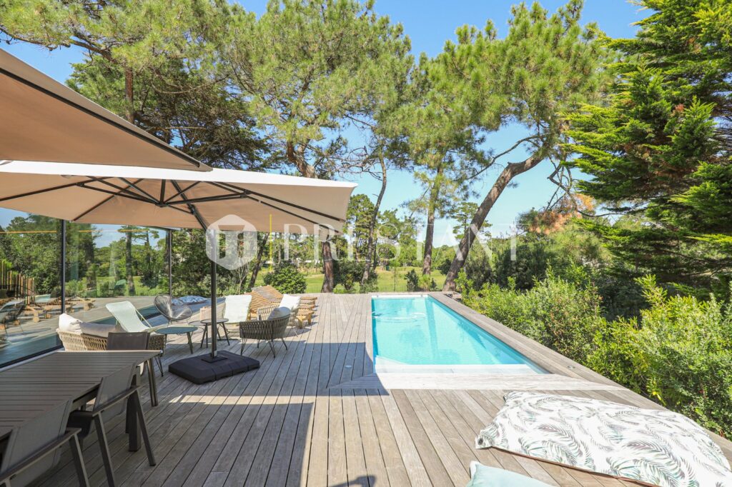 Propriété – 11 pièces – 9 chambres – 18 voyageurs – 490 m²