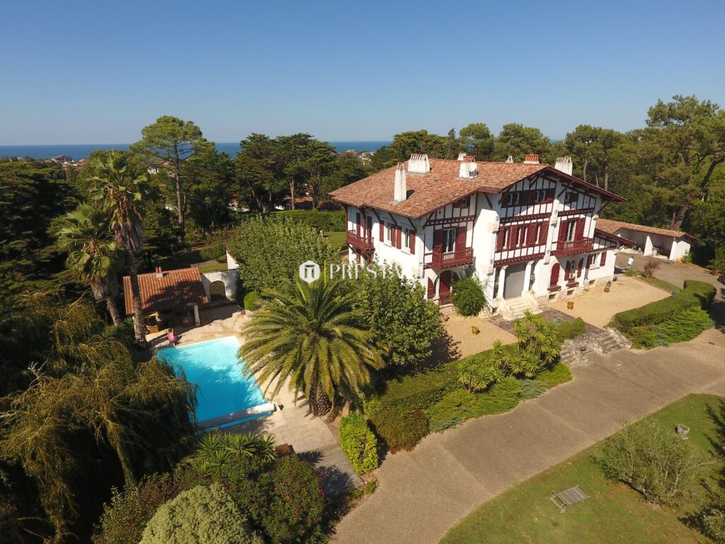 Maison – 10 pièces – 7 chambres – 14 voyageurs – 600 m²