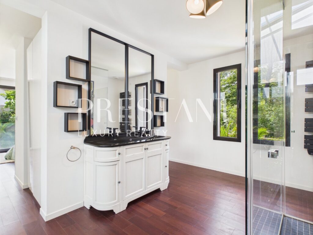 Maison – 11 pièces – 5 chambres – 14  – 310 m²