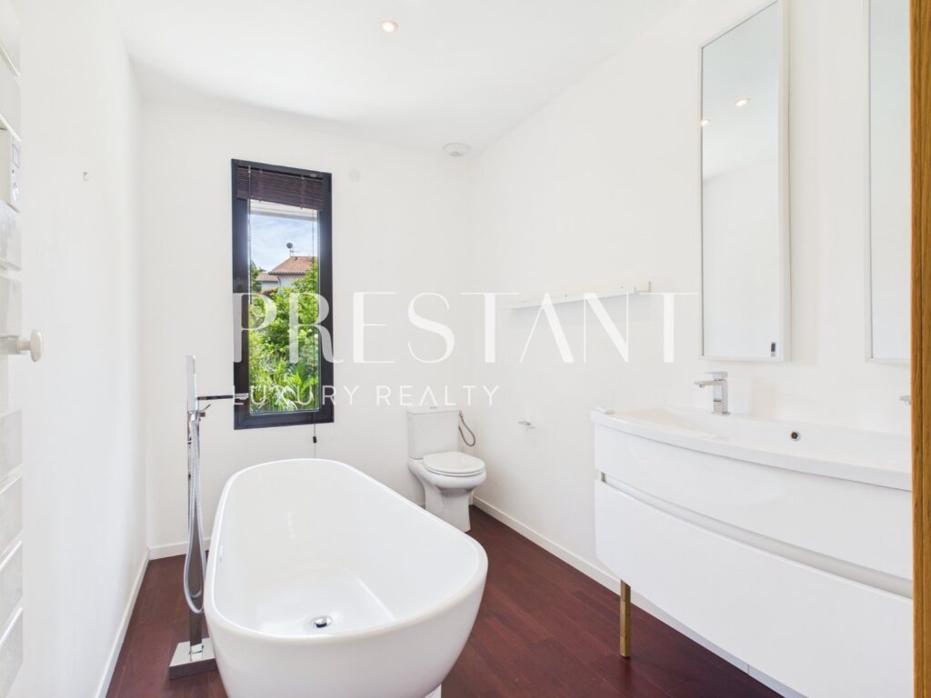 Maison – 11 pièces – 5 chambres – 14  – 310 m²